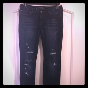 Dark-wash skinny jeans👖